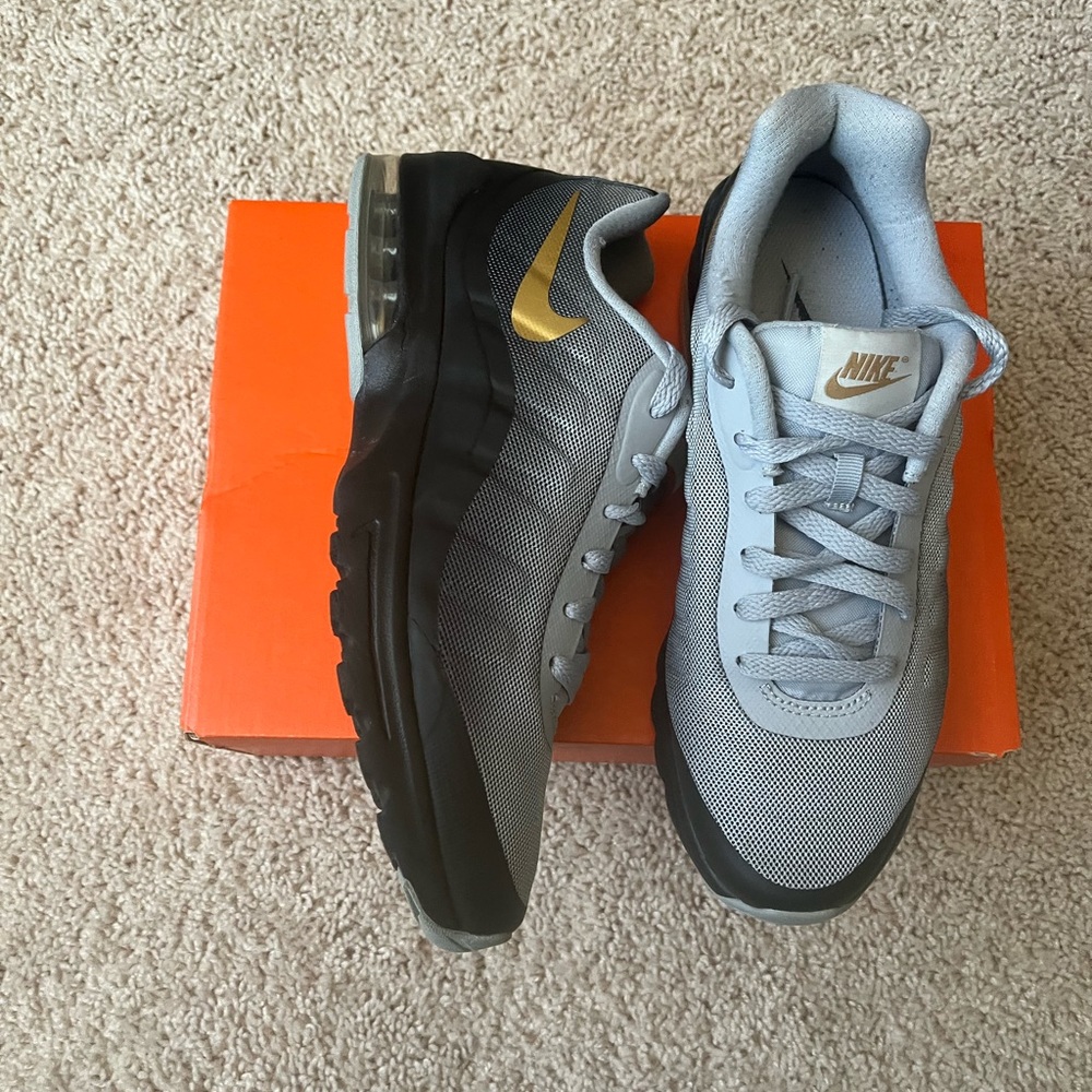 Nike Air Max Invigor Women’s Sneaker Size 8.5 Gray/Black/Gold